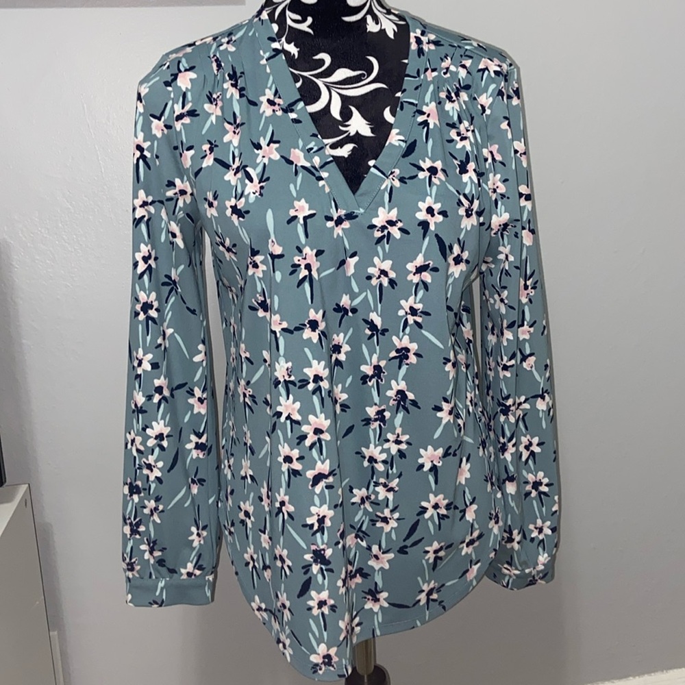 Ann Taylor floral pullover v neck blouse